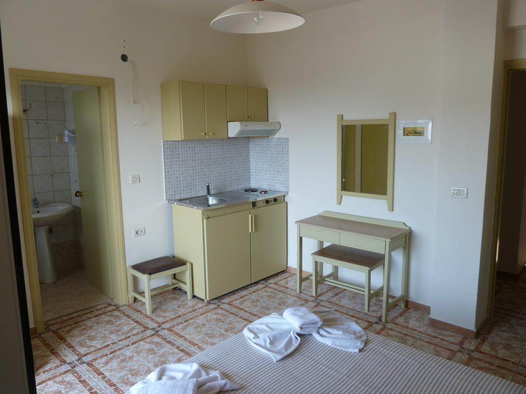 Mithos Apartments Agia Marina  Exterior photo