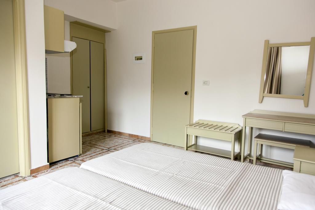 Mithos Apartments Agia Marina  Exterior photo